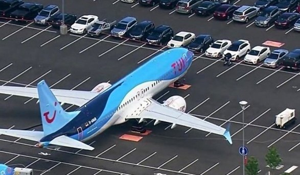Boeing временно припарковал свои самолеты рядом с авто сотрудников компании 1