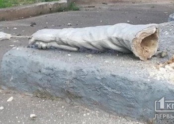 В родном городе Зеленского у статуи Богдана Хмельницкого отвалилась  рука с булавой (ФОТО)