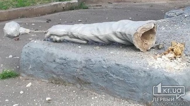 В родном городе Зеленского у статуи Богдана Хмельницкого отвалилась  рука с булавой (ФОТО)