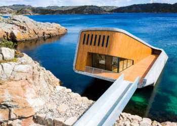 Норвежцы открыли первый в Европе ресторан под водой (ФОТО)