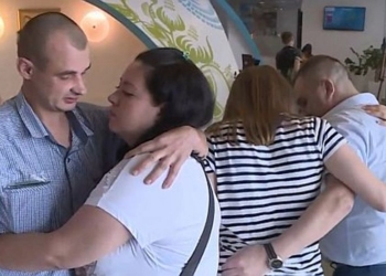 Освобожденные из плена украинцы прибыли в Киев (ВИДЕО)