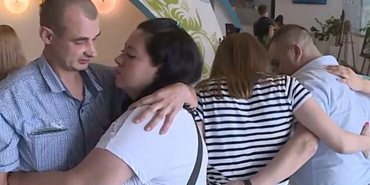 Освобожденные из плена украинцы прибыли в Киев (ВИДЕО)