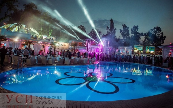 В одесском клубе массово подрались посетители и официанты. Якобы из-за шашлыка (ВИДЕО)