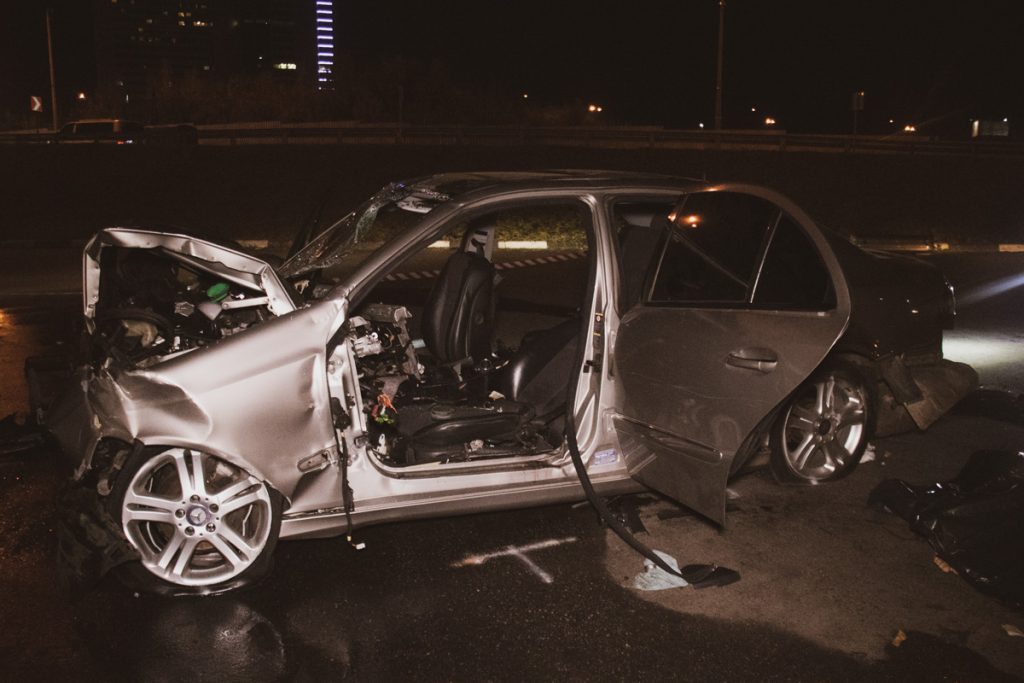 В Киеве Mercedes на евробляхах влетел в торговый центр, есть жертвы (ФОТО, ВИДЕО) 7