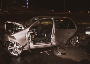 В Киеве Mercedes на евробляхах влетел в торговый центр, есть жертвы (ФОТО, ВИДЕО)