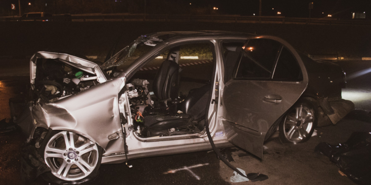 В Киеве Mercedes на евробляхах влетел в торговый центр, есть жертвы (ФОТО, ВИДЕО)