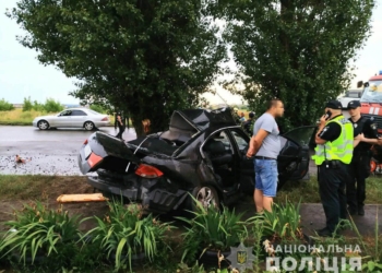 В Корабельном районе KIA врезался в дерево. Погиб пассажир, еще два человек в больнице