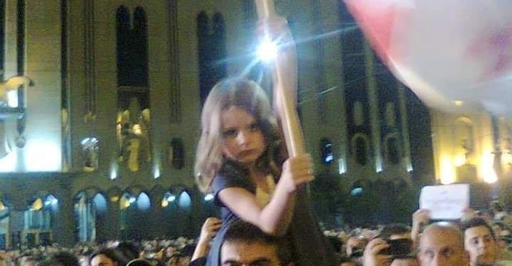 Тбилиси: Акция протеста возобновилась, требуют отставки главы МВД