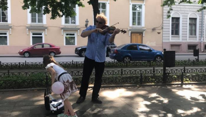 Всемирно известный скрипач в качестве уличного музыканта собрал в Одессе 95 грн. (ВИДЕО)