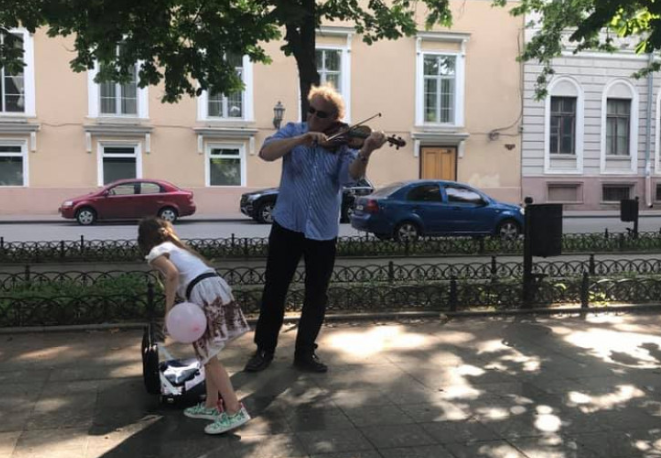 Всемирно известный скрипач в качестве уличного музыканта собрал в Одессе 95 грн. (ВИДЕО) 1