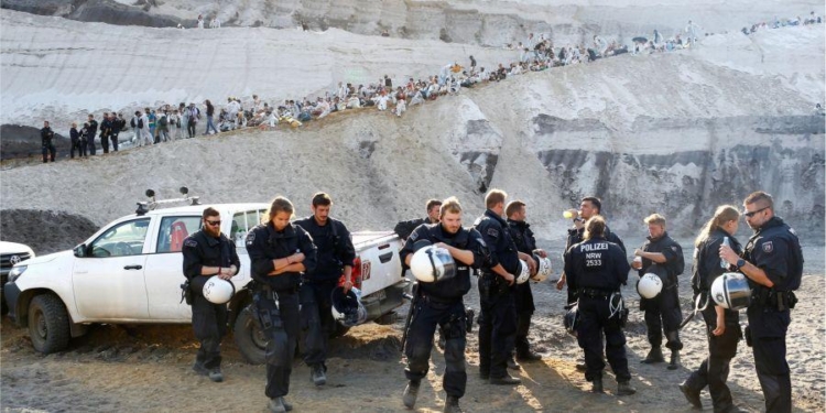 Климатические протесты в Германии: полиция применила перечный газ