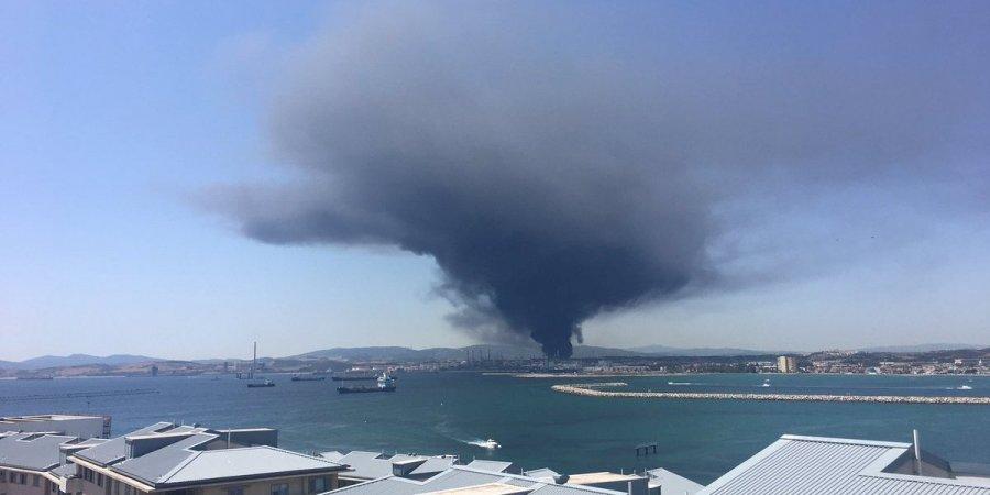 В Испании из-за взрыва вспыхнул пожар на нефтехимическом заводе (ВИДЕО) 1