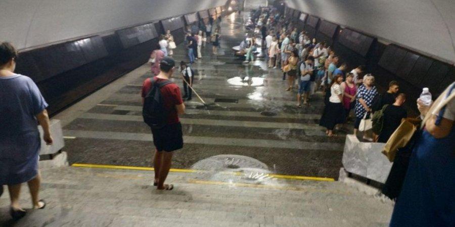 В Харькове затопило одну из станций метро (ВИДЕО) 1