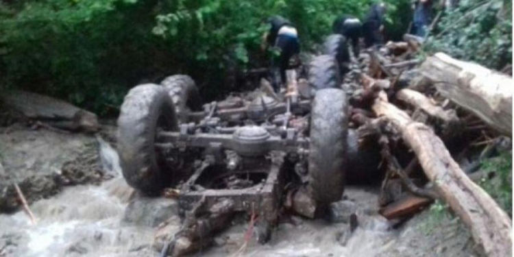 На Закарпатье лесовоз упал в реку: погибли пять человек
