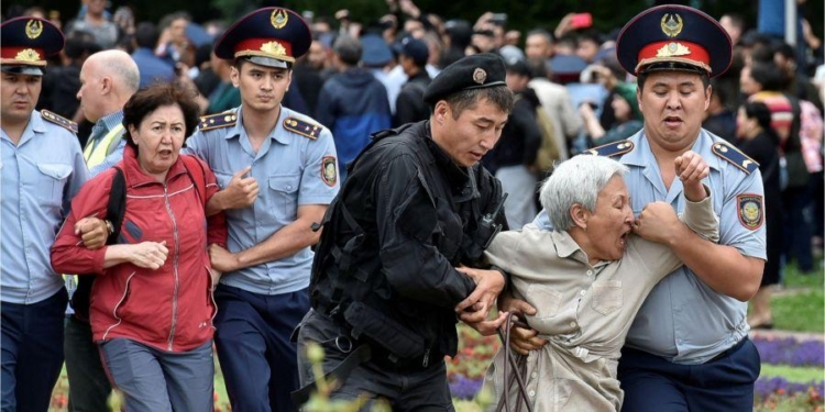 Число задержанных на митингах в Казахстане достигло 500 человек