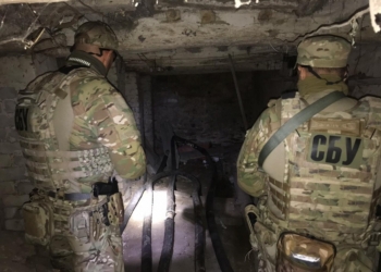 Во дворе на Луганщине нашли трубопровод для контрабанды дизтоплива из России (ФОТО)