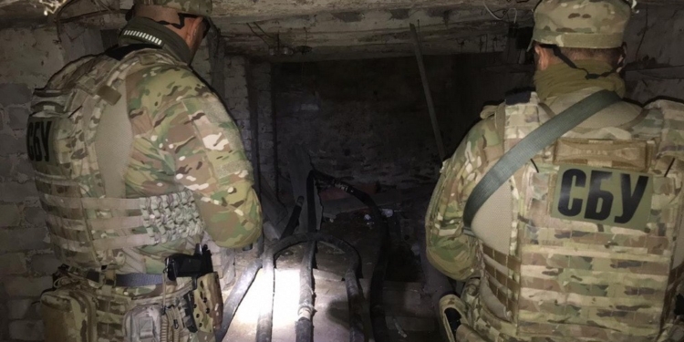 Во дворе на Луганщине нашли трубопровод для контрабанды дизтоплива из России (ФОТО)