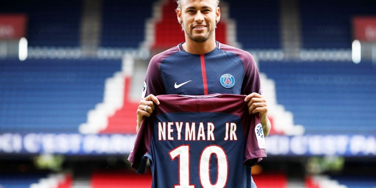 Самого дорого футболиста мира обвинили в изнасиловании