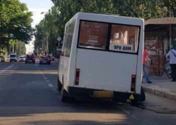 Никогда такого не было. У николаевской маршрутки на ходу отпало колесо (ФОТО)