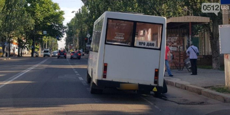 Никогда такого не было. У николаевской маршрутки на ходу отпало колесо (ФОТО)