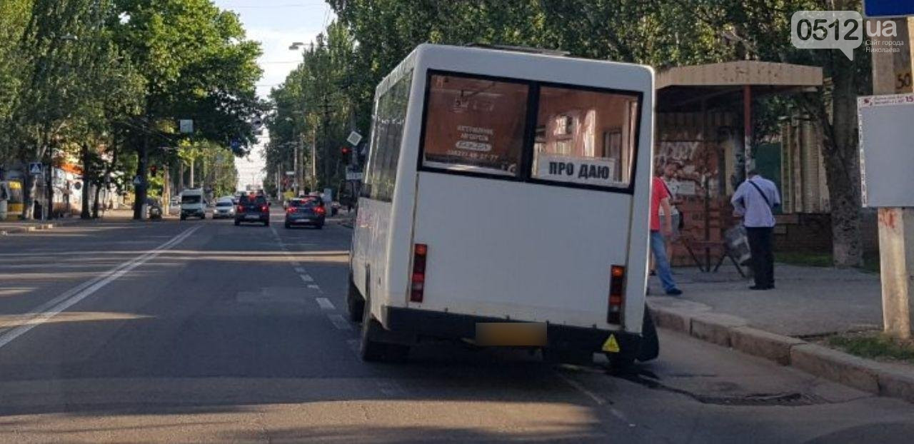 Никогда такого не было. У николаевской маршрутки на ходу отпало колесо (ФОТО)