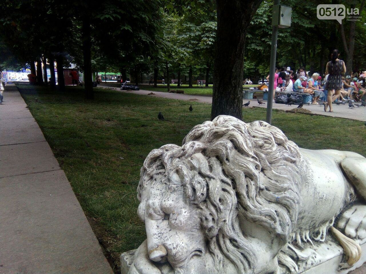 «Аккуратно и бережно»: газон с Соборной площади стелют в Каштановом сквере (ФОТО)