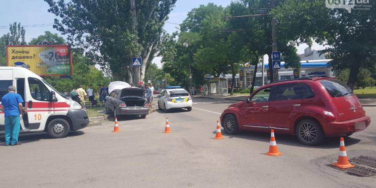 В Николаеве после столкновения Mitsubishi вылетел за дорогу (ФОТО, ВИДЕО)