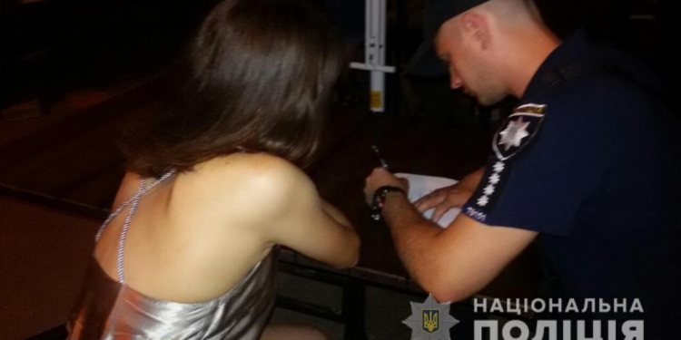 Николаевская полиция в ходе рейда обнаружила ночью в баре 15-летнюю девушку и пьяных несовершеннолетних парней (ФОТО)