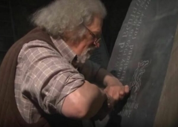 Попал в тренд: 78-летний резчик по камню случайно стал звездой YouTube (ВИДЕО)