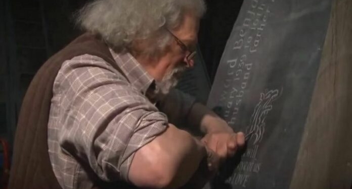 Попал в тренд: 78-летний резчик по камню случайно стал звездой YouTube (ВИДЕО)