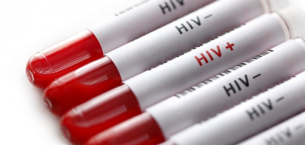 ВИЧ-позитивные украинцы требуют лекарств под ОП: Минздрав провалил закупку 1
