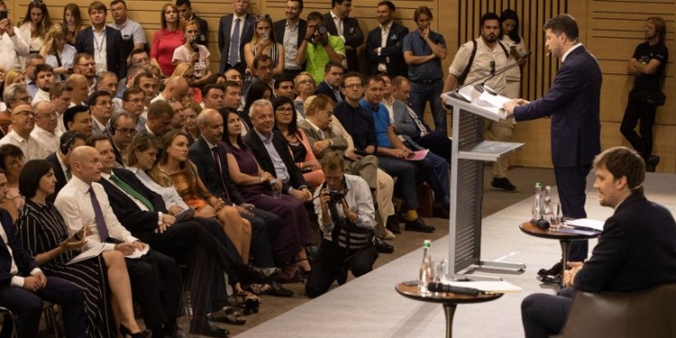 “Я принял решение инвестировать в Украину самое дорогое, что у меня есть”. О чем Зеленский говорил с бизнесом