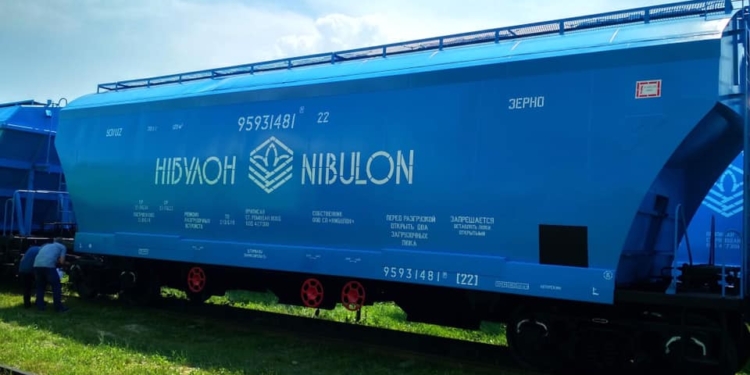 Украинский завод построил для “НИБУЛОНа” 100 брендированных вагонов-зерновозов (ФОТО)