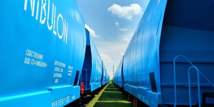 Украинский завод построил для “НИБУЛОНа” 100 брендированных вагонов-зерновозов (ФОТО)