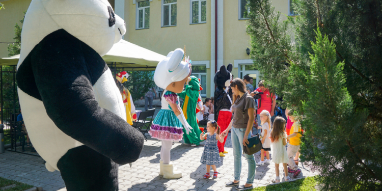 Николаевский русский театр открыл летний сезон и подарил детям смешную сказку о приключениях казаков (ФОТО)