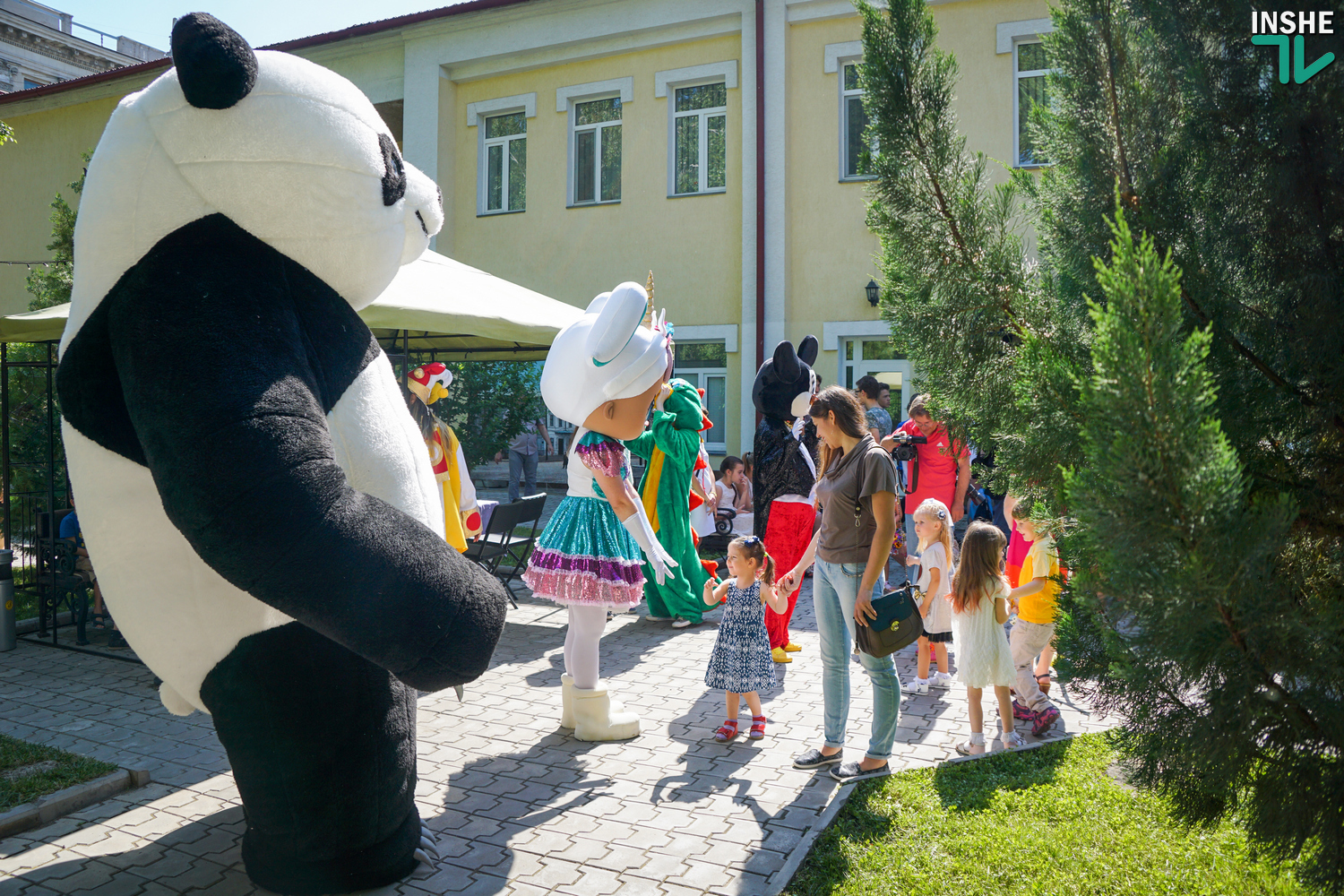 Николаевский русский театр открыл летний сезон и подарил детям смешную сказку о приключениях казаков (ФОТО)