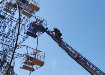 В Каменец-Подольском Хмельницкой области семеро человек застряли на “чертовом колесе” (ВИДЕО)