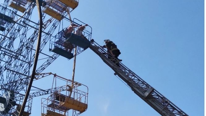 В Каменец-Подольском Хмельницкой области семеро человек застряли на “чертовом колесе” (ВИДЕО)