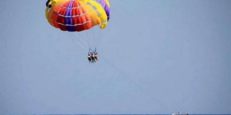 Трагедия на Азовском море: 25-летняя женщина погибла во время катания на парасейлинге