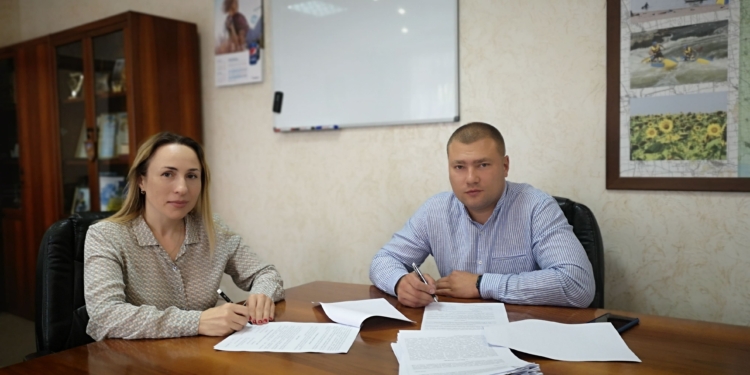 Глава Николаевского облсовета подписала договоры о передаче 40 млн.грн. на ремонт дорог местного значения