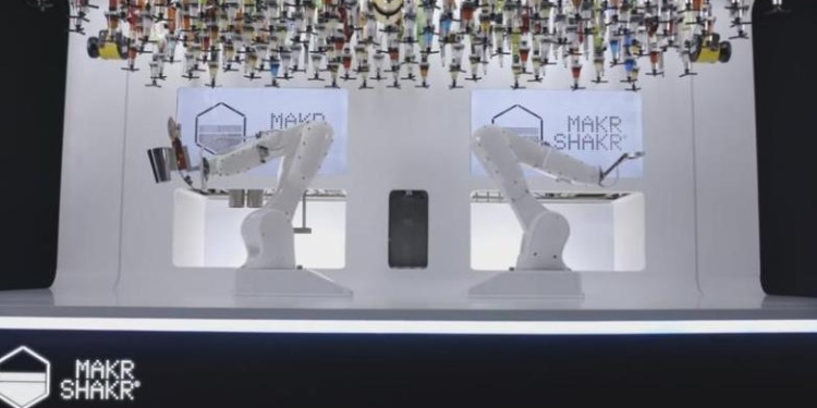 Молча наливающий Тони: в Милане заработает передвижной бар с роботами-барменами (ВИДЕО)