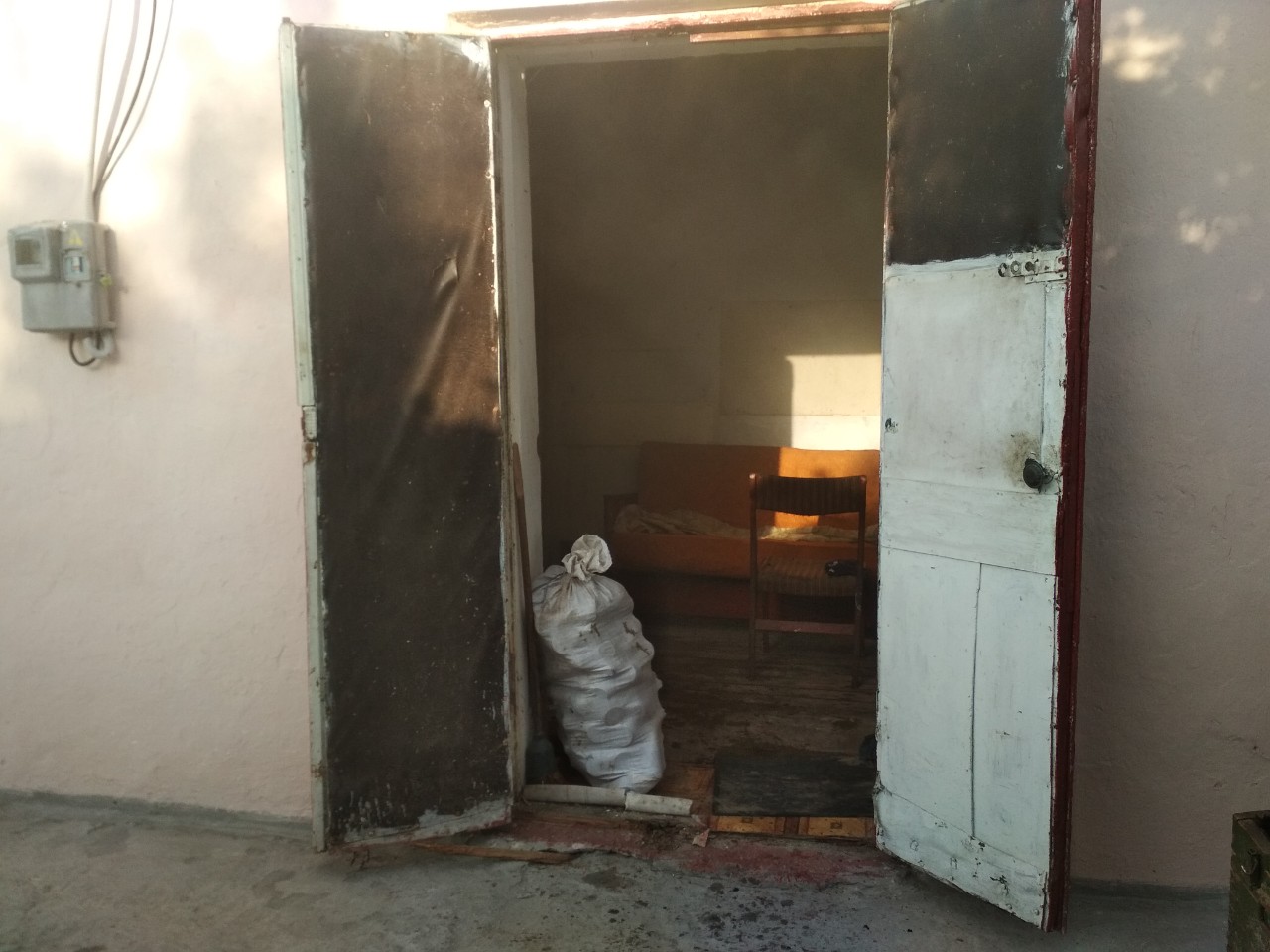 И горело вроде немного, а опасность для жизни хозяйки была: в Очакове пожарные спасли женщину