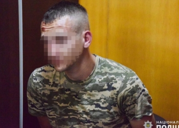 В Николаеве военнослужащий, подозреваемый в ограблении женщин, отрицает свою вину и заявляет об избиении сотрудниками полиции