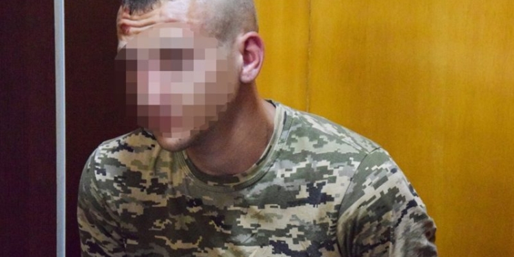 В Николаеве военнослужащий, подозреваемый в ограблении женщин, отрицает свою вину и заявляет об избиении сотрудниками полиции