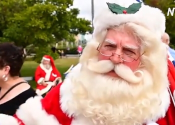 Рождество не за горами: Санта-Клаусы собрались на ежегодный конгресс (ВИДЕО)