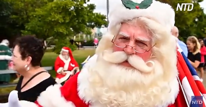 Рождество не за горами: Санта-Клаусы собрались на ежегодный конгресс (ВИДЕО)