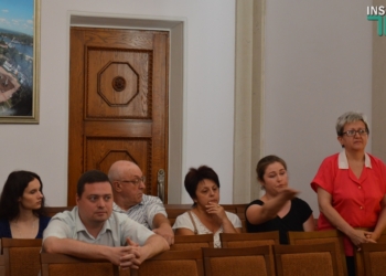 «Наш дом разваливается!» – жители дома по ул.Космонавтов, 98 в Николаеве пришли в исполком (ВИДЕО)