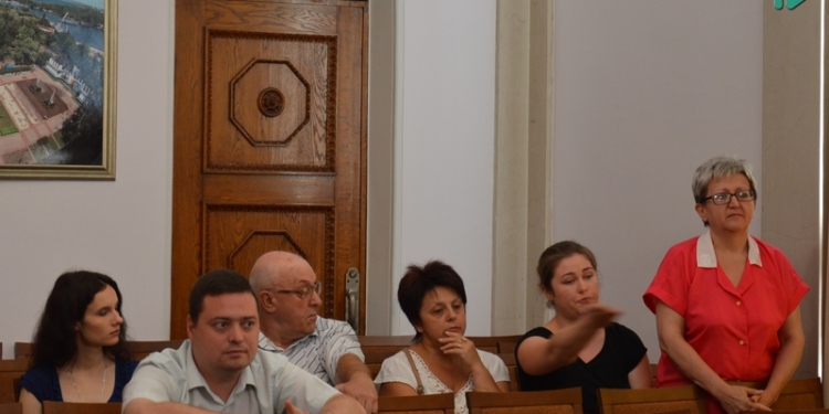 «Наш дом разваливается!» – жители дома по ул.Космонавтов, 98 в Николаеве пришли в исполком (ВИДЕО)