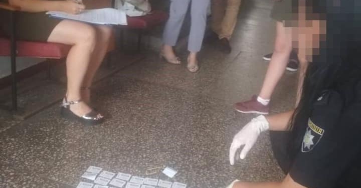 Не борзыми щенками, а талонами на тонну бензина: на Николаевщине задержали чиновницу-взяточницу и ее подельника (ФОТО)