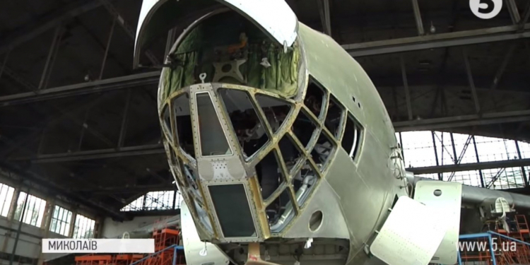 Как в Николаеве реанимируют самолеты и БТРы для украинской армии (ВИДЕО)